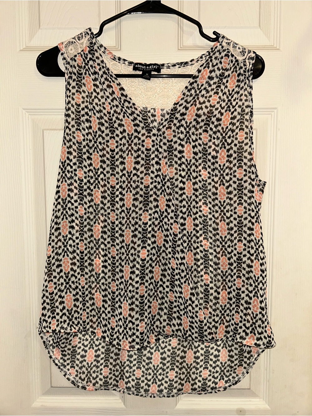 About A Girl Women's Sleeveless V-Neck Printed Tank Top - White & Peach